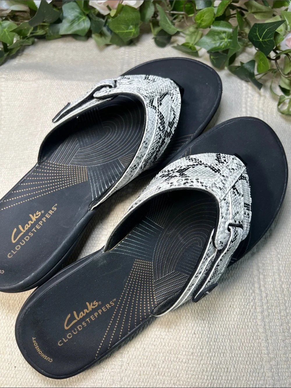 🩴Clarks Cloudsteppers Women's Black & White Snake-Print Slide Sandals